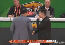 贏(yíng)球也生气！杨鸣比赛中直奔技术台理(lǐ)論(lùn)，現(xiàn)场收(shōu)音看他(tā)都说了(le)什么