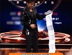 笑料百(bǎi)出，鄧(dèng)超微(wēi)博电影之夜疯狂玩(wán)梗话太多(duō)被(bèi)黑衣(yī)人架(jià)走