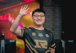 Uzi女(nǚ)友晒家中电脑，遭嘲讽配置(zhì)差(chà)！网友：能玩到LOL关服(fú)