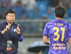 中超裁(cái)判(pàn)争议不断！VAR介入4分钟，名记呼吁公(gōng)平裁(cái)判(pàn)