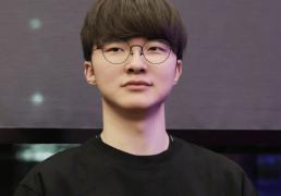 LOL比賽(sài)暂停长达3小时，選(xuǎn)手打开直播看比賽(sài)，被官方禁(jìn)賽(sài)处罚