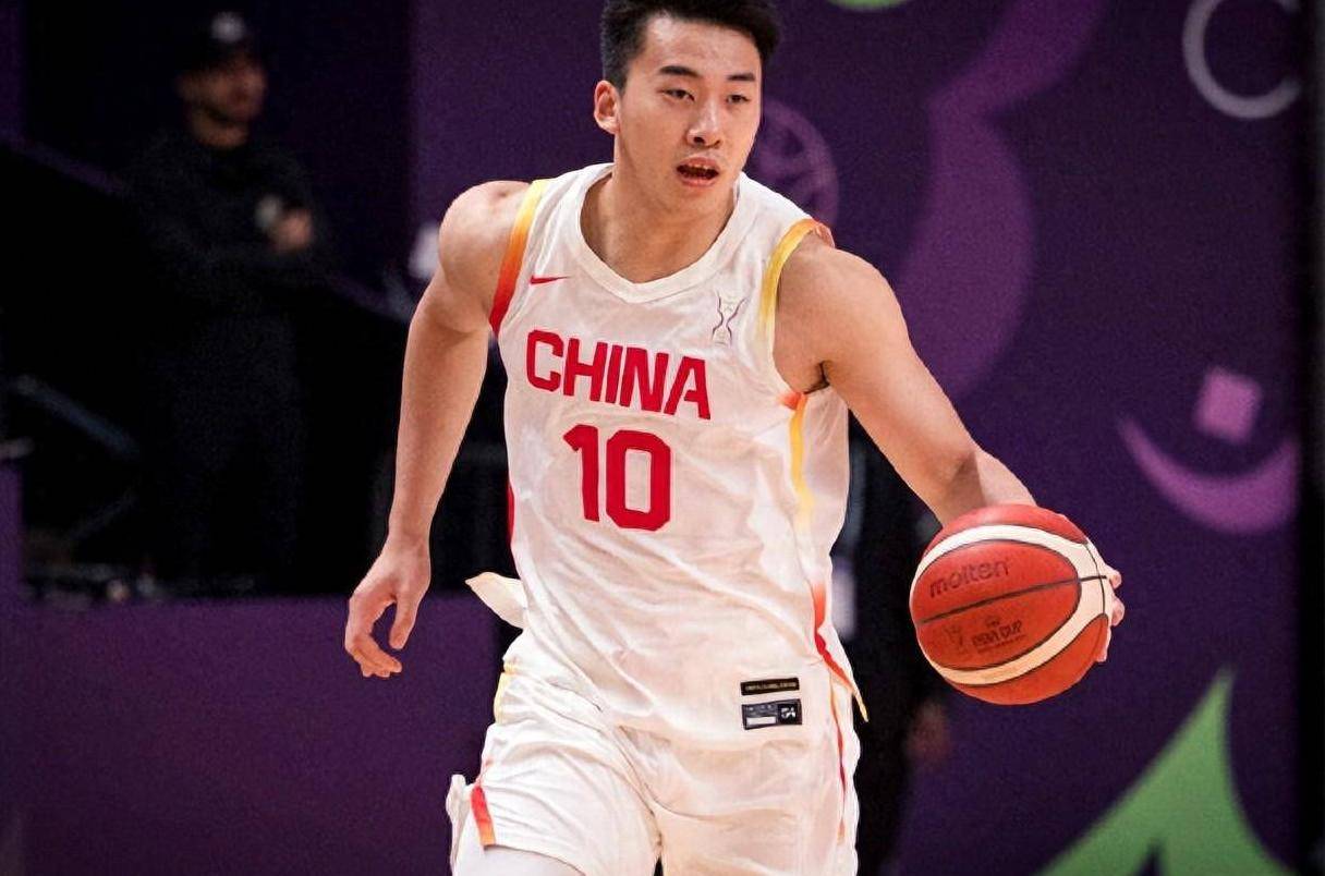 惊险！男篮赢5分藏隱(yǐn)患(huàn)，小阵容(róng)被打爆，球迷：該(gāi)带刘传興(xìng)