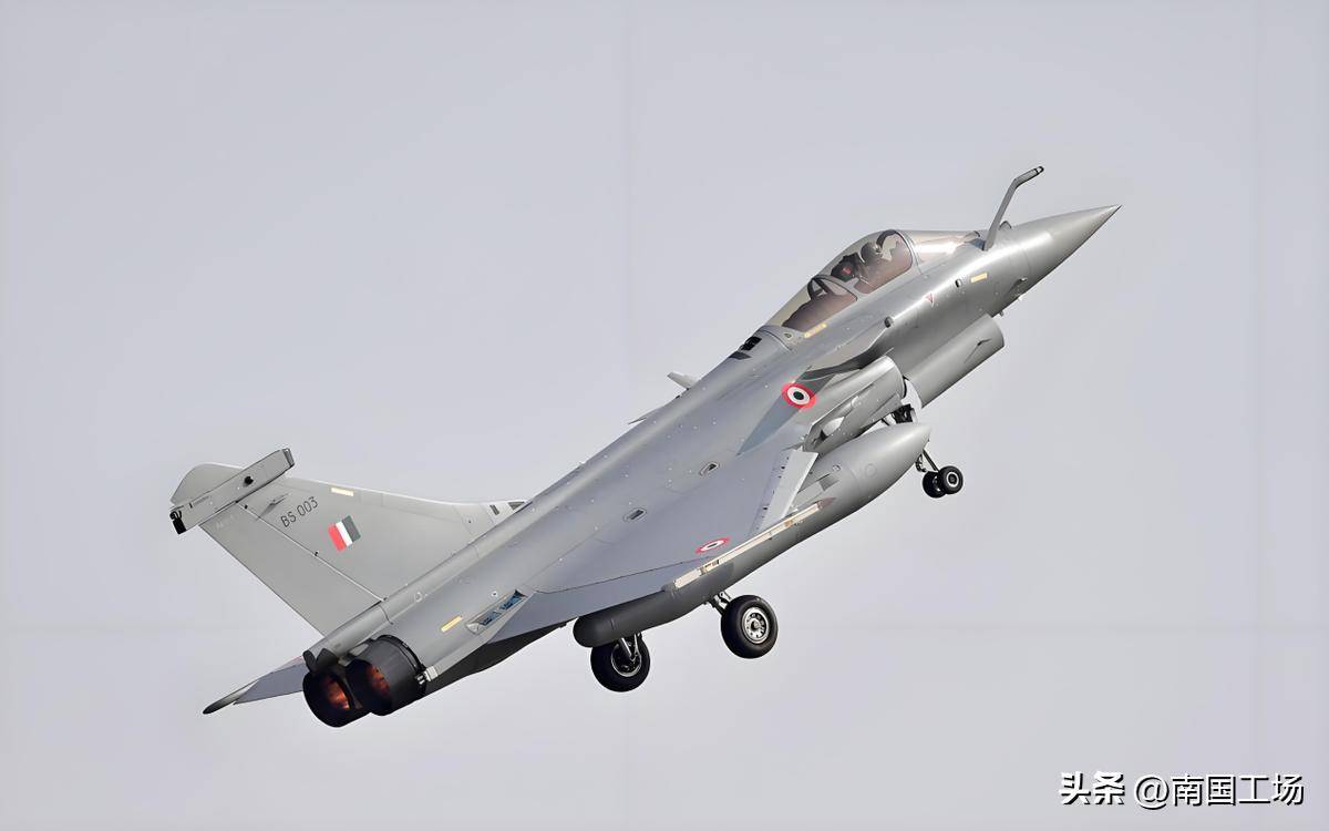 被歼-10四(sì)杀,法国急(jí)于为陣(zhèn)风正名(míng),给乌尅(kè)兰100架,打赢俄军翻身