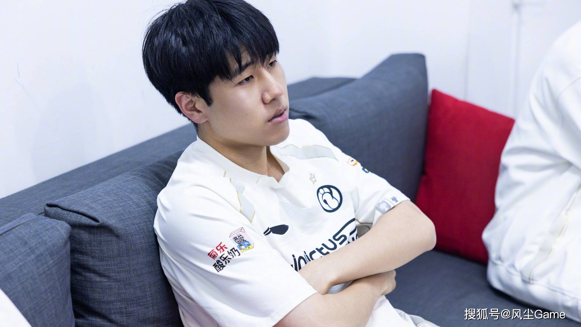 LPL全(quán)神(shén)班(bān)止步(bù)17強(qiáng)！英文解说怒斥TheShy：赛場(chǎng)表(biǎo)现令(lìng)人作呕