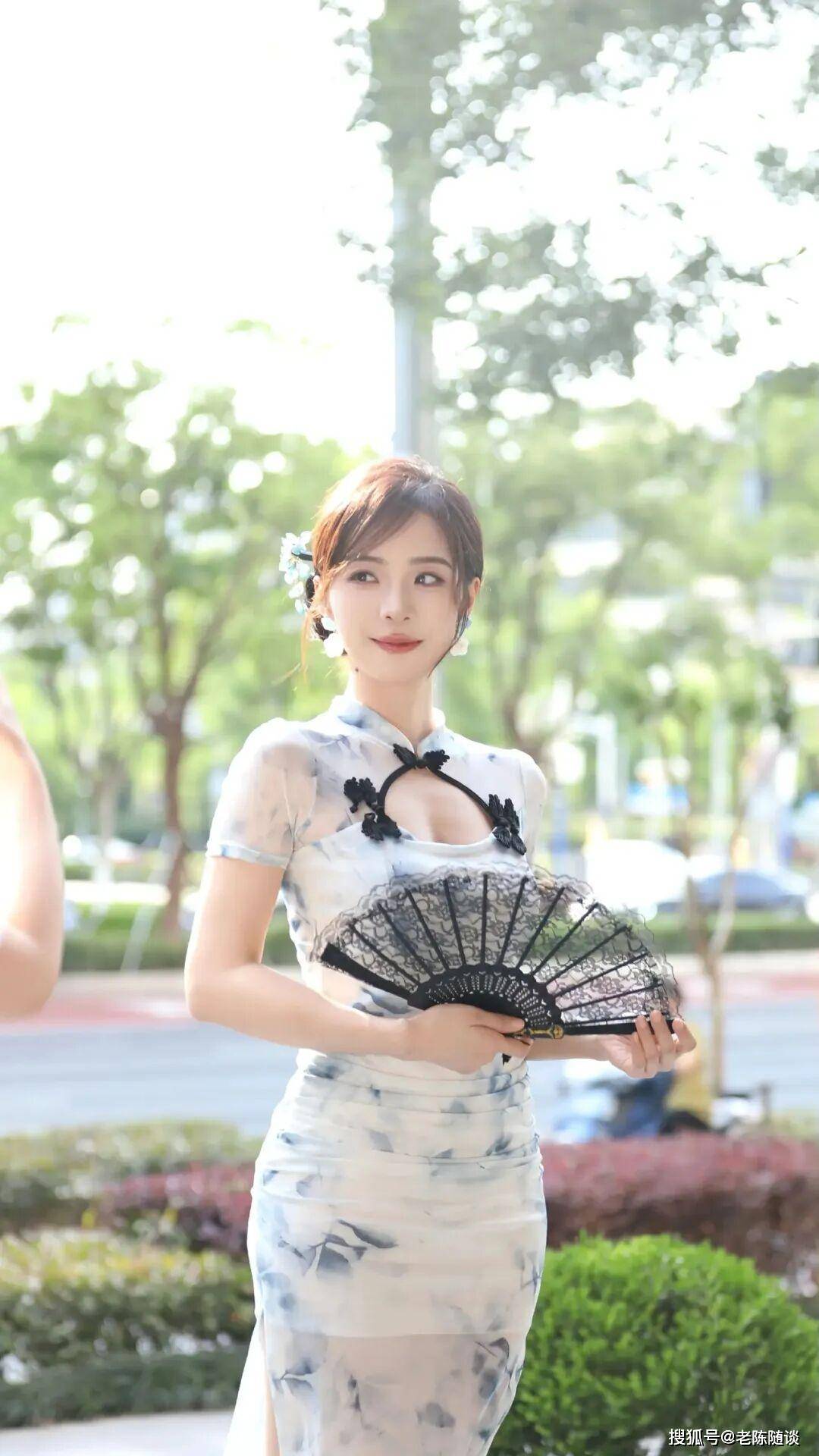 余霜，先天旗(qí)袍美躰(tǐ)女(nǚ)人