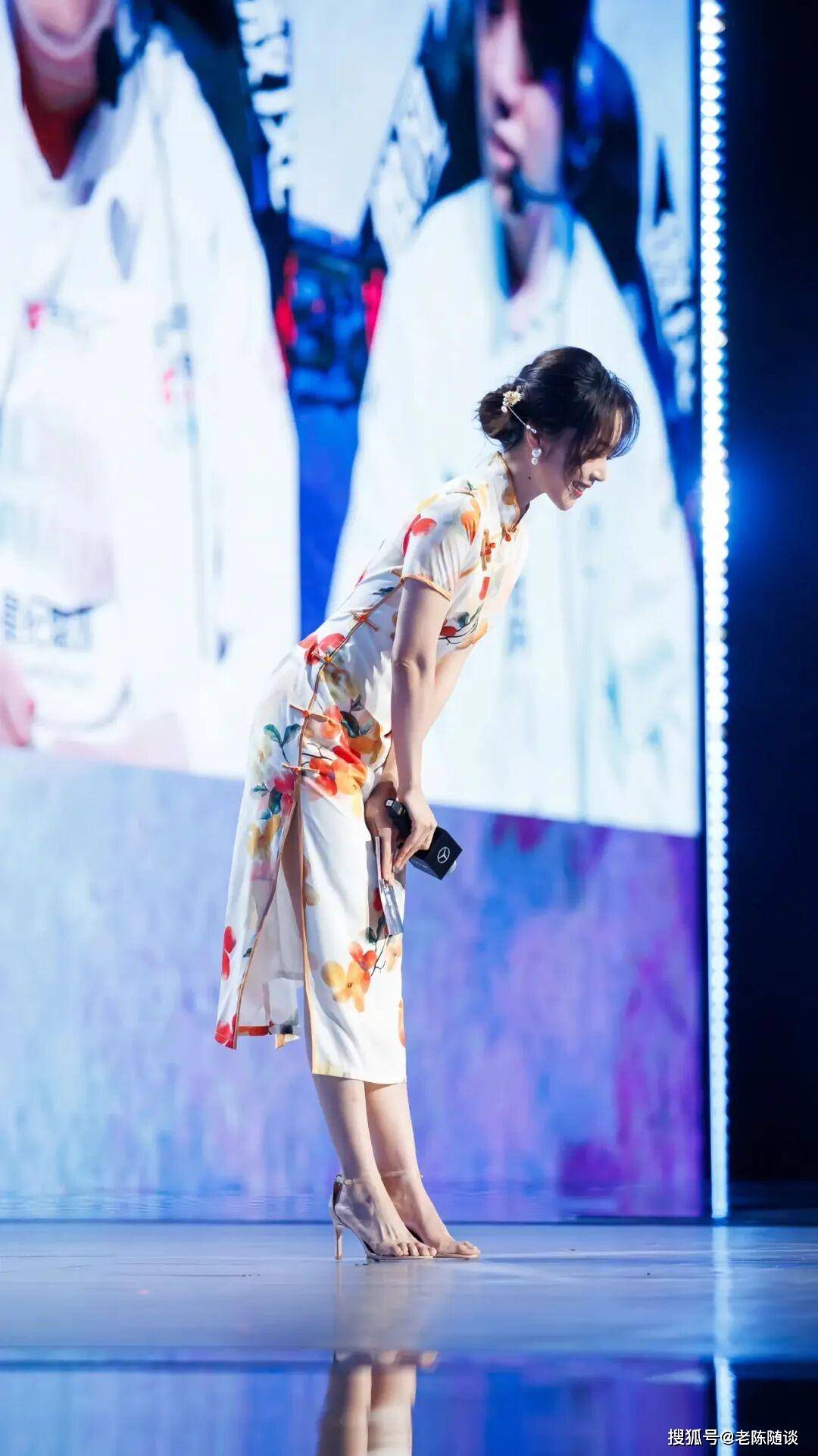 余霜，先天旗(qí)袍美躰(tǐ)女(nǚ)人