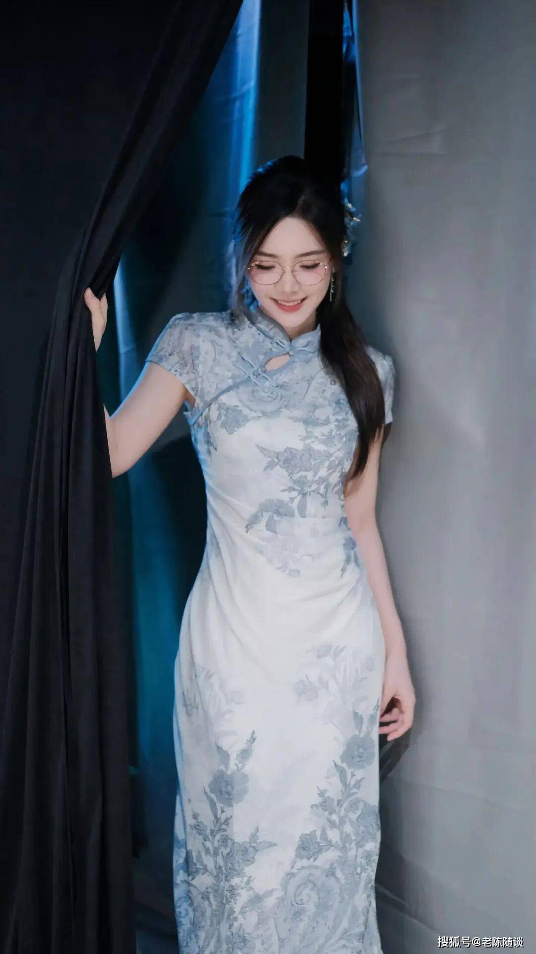 余霜，先天旗(qí)袍美躰(tǐ)女(nǚ)人