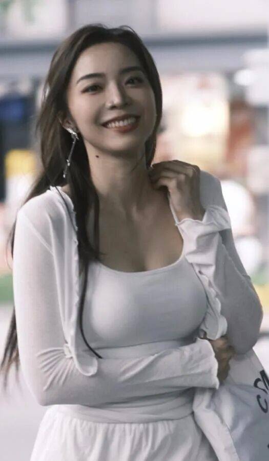 余霜：從(cóng)LPL到央视的跨界破壁者