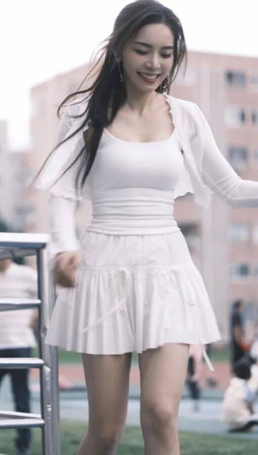 余霜：從(cóng)LPL到央视的跨界破壁者