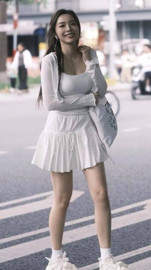 余霜：從(cóng)LPL到央视的跨界破壁者