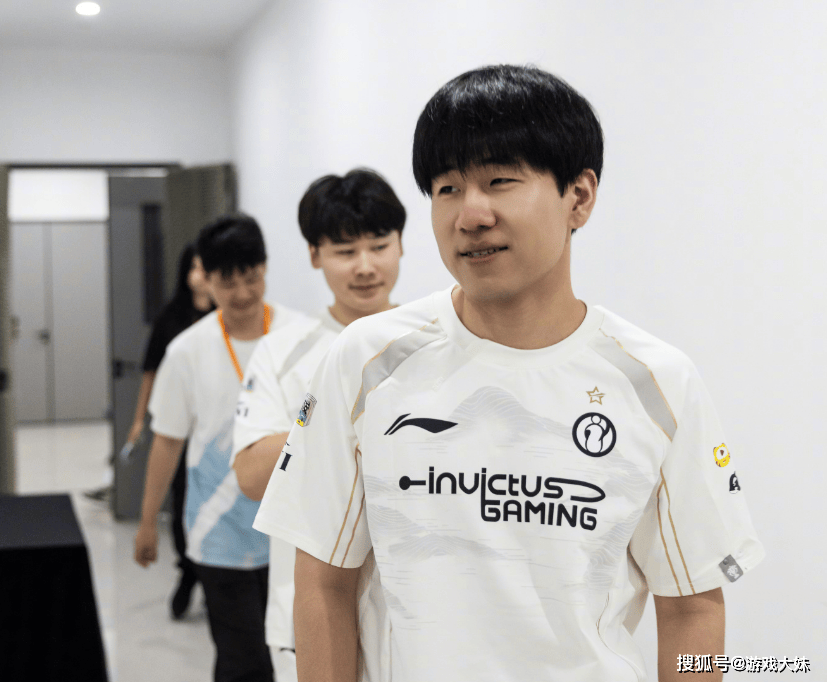 S15世界赛LPL出征服公佈(bù)，售(shòu)价引(yǐn)起網(wǎng)友不满，比门票(piào)还贵