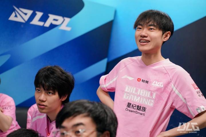 2025LPL总决赛：BLG捧(pěng)起银龍(lóng)杯，knight获得FMVP，收获职业生涯第(dì)六个LPL冠军