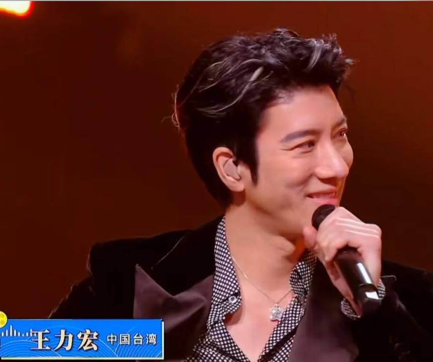 2025大湾區(qū)晚会：直到(dào)周深(shēn)出場(chǎng)，我才意(yì)识到(dào)，原来现場(chǎng)收音没问题