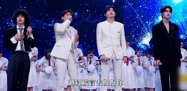 2025大湾區(qū)晚会：直到(dào)周深(shēn)出場(chǎng)，我才意(yì)识到(dào)，原来现場(chǎng)收音没问题