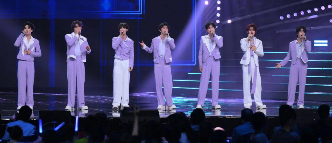 2025大湾區(qū)晚会：直到(dào)周深(shēn)出場(chǎng)，我才意(yì)识到(dào)，原来现場(chǎng)收音没问题