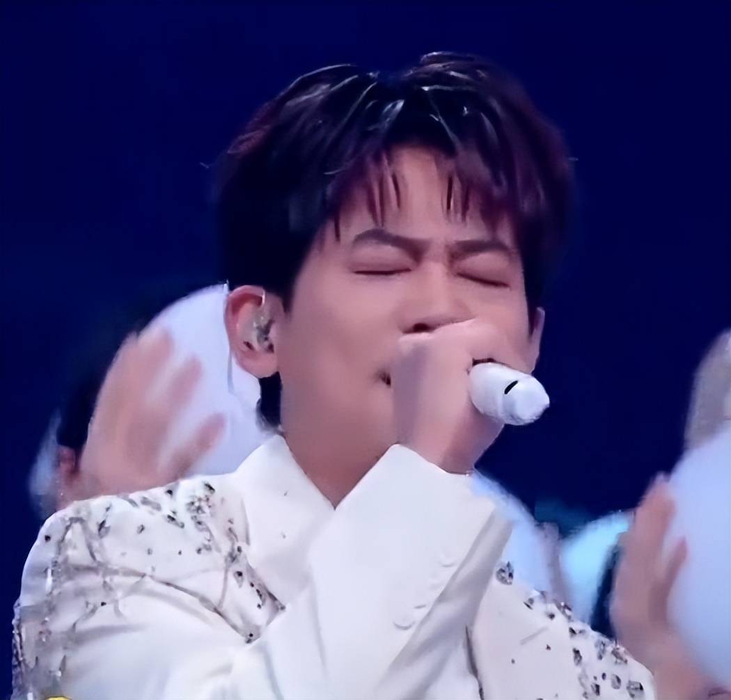 2025大湾區(qū)晚会：直到(dào)周深(shēn)出場(chǎng)，我才意(yì)识到(dào)，原来现場(chǎng)收音没问题