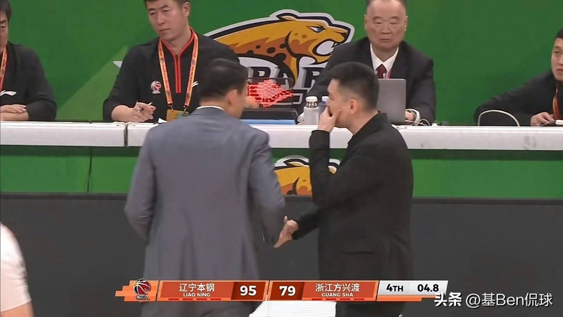 贏(yíng)球也生气！杨鸣比赛中直奔技术台理(lǐ)論(lùn)，現(xiàn)场收(shōu)音看他(tā)都说了(le)什么