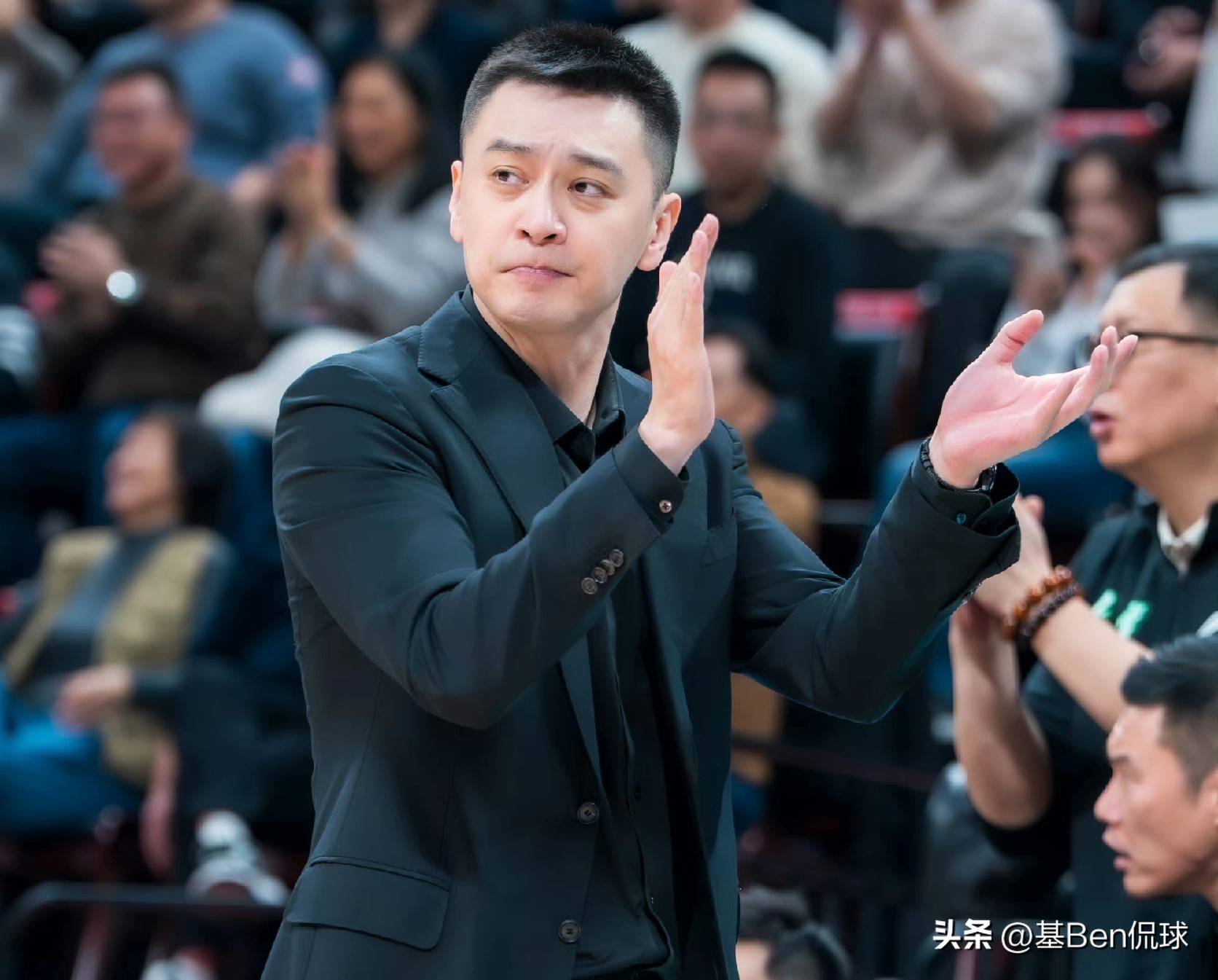 贏(yíng)球也生气！杨鸣比赛中直奔技术台理(lǐ)論(lùn)，現(xiàn)场收(shōu)音看他(tā)都说了(le)什么