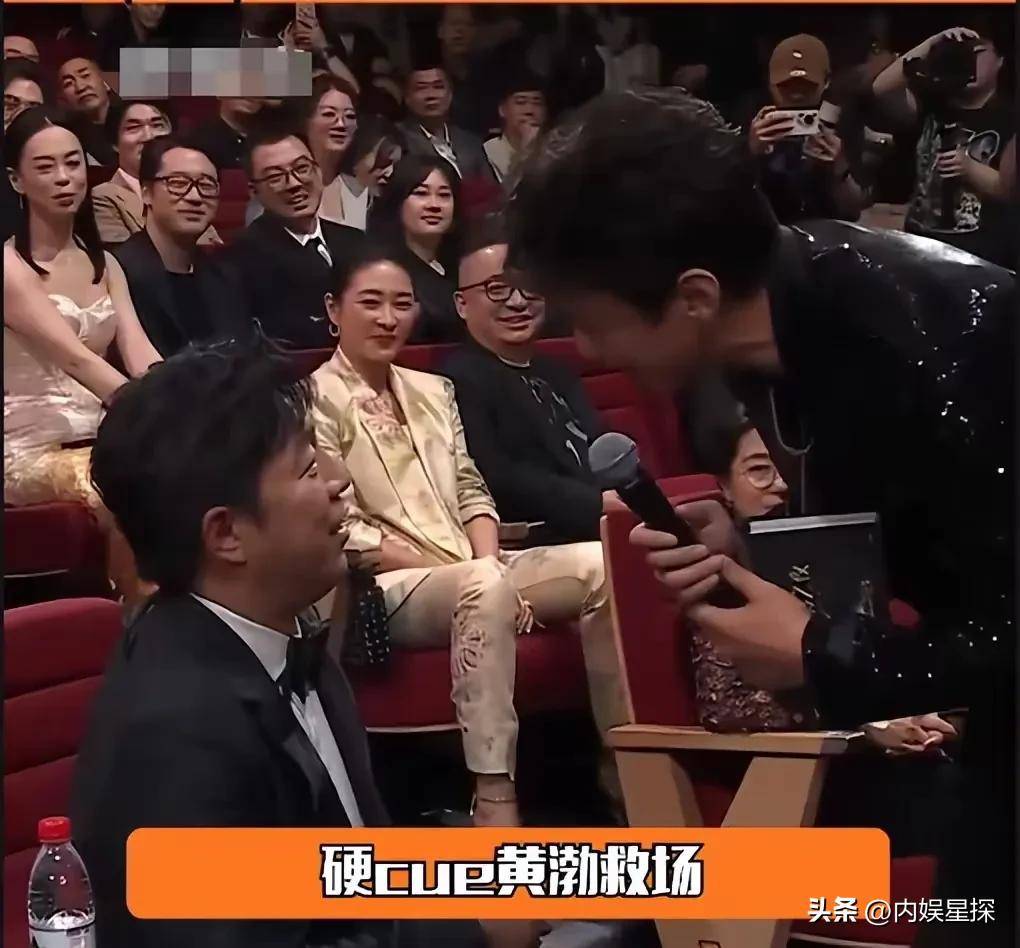 笑料百(bǎi)出，鄧(dèng)超微(wēi)博电影之夜疯狂玩(wán)梗话太多(duō)被(bèi)黑衣(yī)人架(jià)走