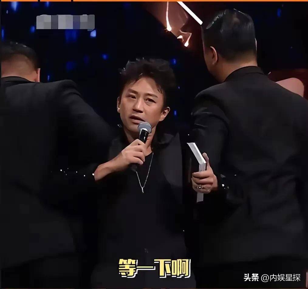 笑料百(bǎi)出，鄧(dèng)超微(wēi)博电影之夜疯狂玩(wán)梗话太多(duō)被(bèi)黑衣(yī)人架(jià)走