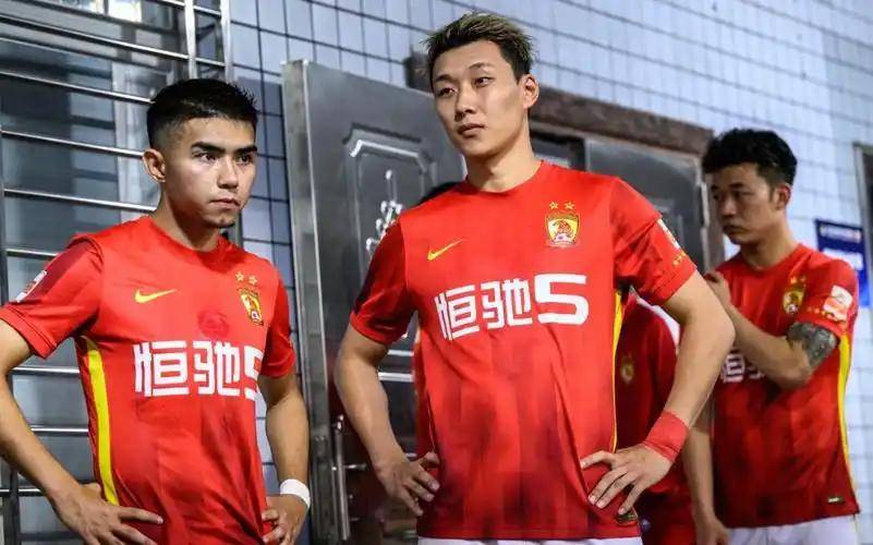 真(zhēn)要当恒大二队？不挑(tiāo)食！意(yì)外(wài)：曝(pù)中超四冠王有意(yì)前广州队后卫