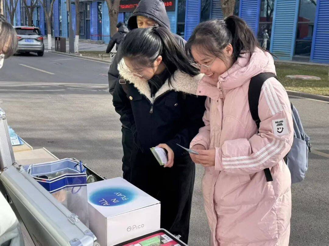 线上(shàng)直(zhí)播(bō)聚人气 线下宣讲入人心