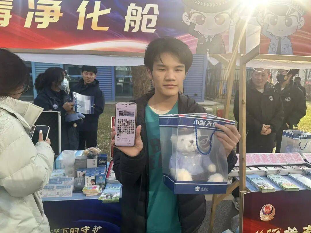 线上(shàng)直(zhí)播(bō)聚人气 线下宣讲入人心