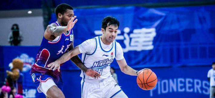 CBA新(xīn)星(xīng)二代(dài)因(yīn)伤提前(qián)宣布退役，巅峰賽(sài)季场均(jūn)20分(fēn)8助攻(gōng)