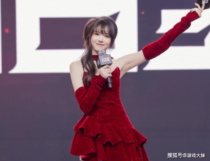 骆歆素颜直播，被夸颜值(zhí)很高(gāo)，展(zhǎn)示身上多(duō)処(chù)淤青