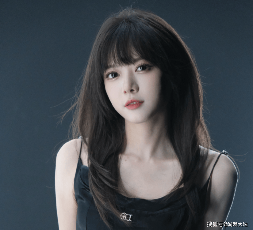 骆歆素颜直播，被夸颜值(zhí)很高(gāo)，展(zhǎn)示身上多(duō)処(chù)淤青