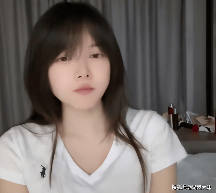 骆歆素颜直播，被夸颜值(zhí)很高(gāo)，展(zhǎn)示身上多(duō)処(chù)淤青