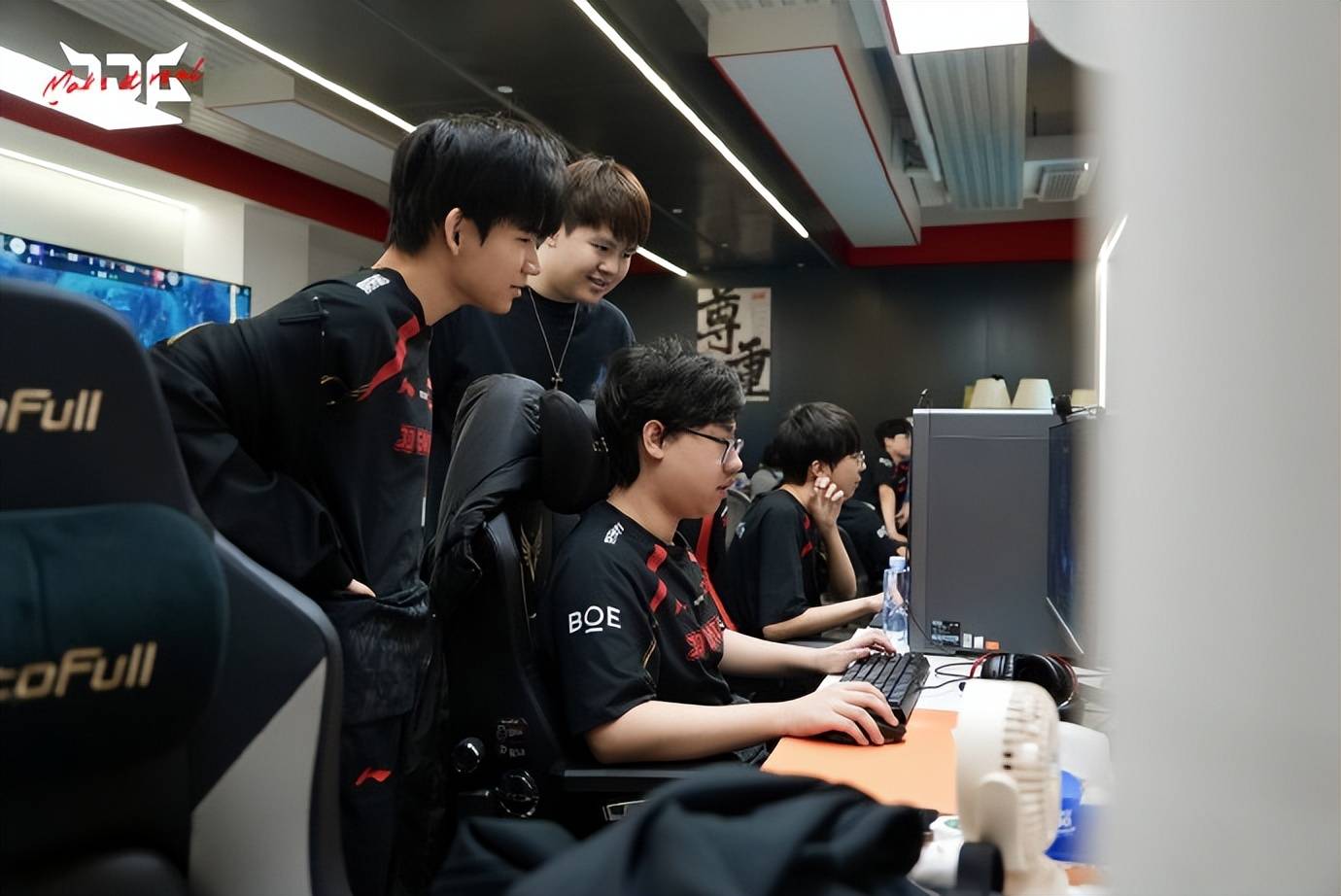 OMG成德(dé)杯最强黑(hēi)马？JDG直接(jiē)烂完？Viper迎(yíng)來(lái)德(dé)杯首秀！