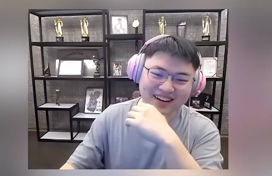 Uzi女(nǚ)友晒家中电脑，遭嘲讽配置(zhì)差(chà)！网友：能玩到LOL关服(fú)