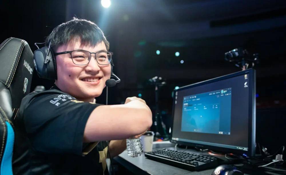 Uzi女(nǚ)友晒家中电脑，遭嘲讽配置(zhì)差(chà)！网友：能玩到LOL关服(fú)