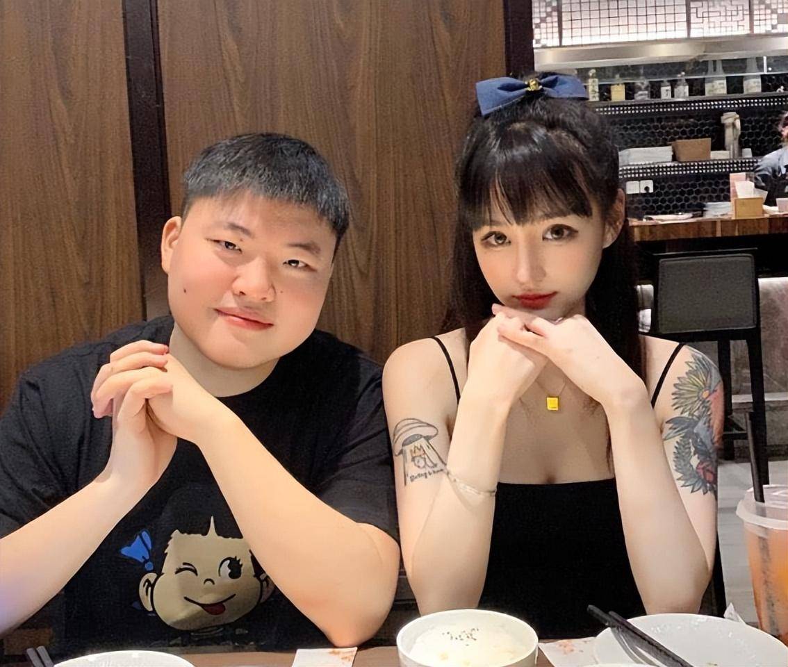 Uzi女(nǚ)友晒家中电脑，遭嘲讽配置(zhì)差(chà)！网友：能玩到LOL关服(fú)