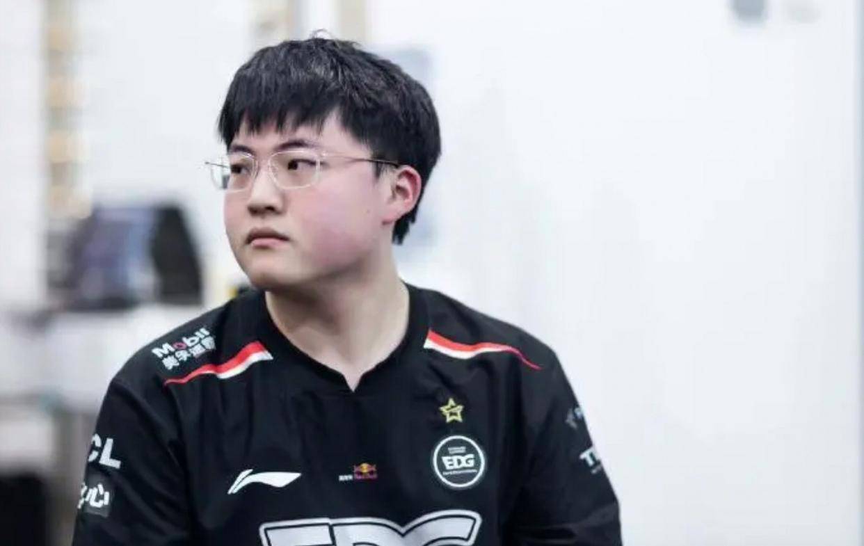 Uzi女(nǚ)友晒家中电脑，遭嘲讽配置(zhì)差(chà)！网友：能玩到LOL关服(fú)