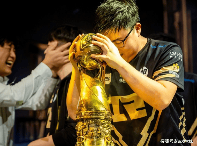 LPL新赛季(jì)戰(zhàn)队公(gōng)布，一支(zhī)戰(zhàn)队静悄悄退出，資(zī)金链彻底断裂(liè)