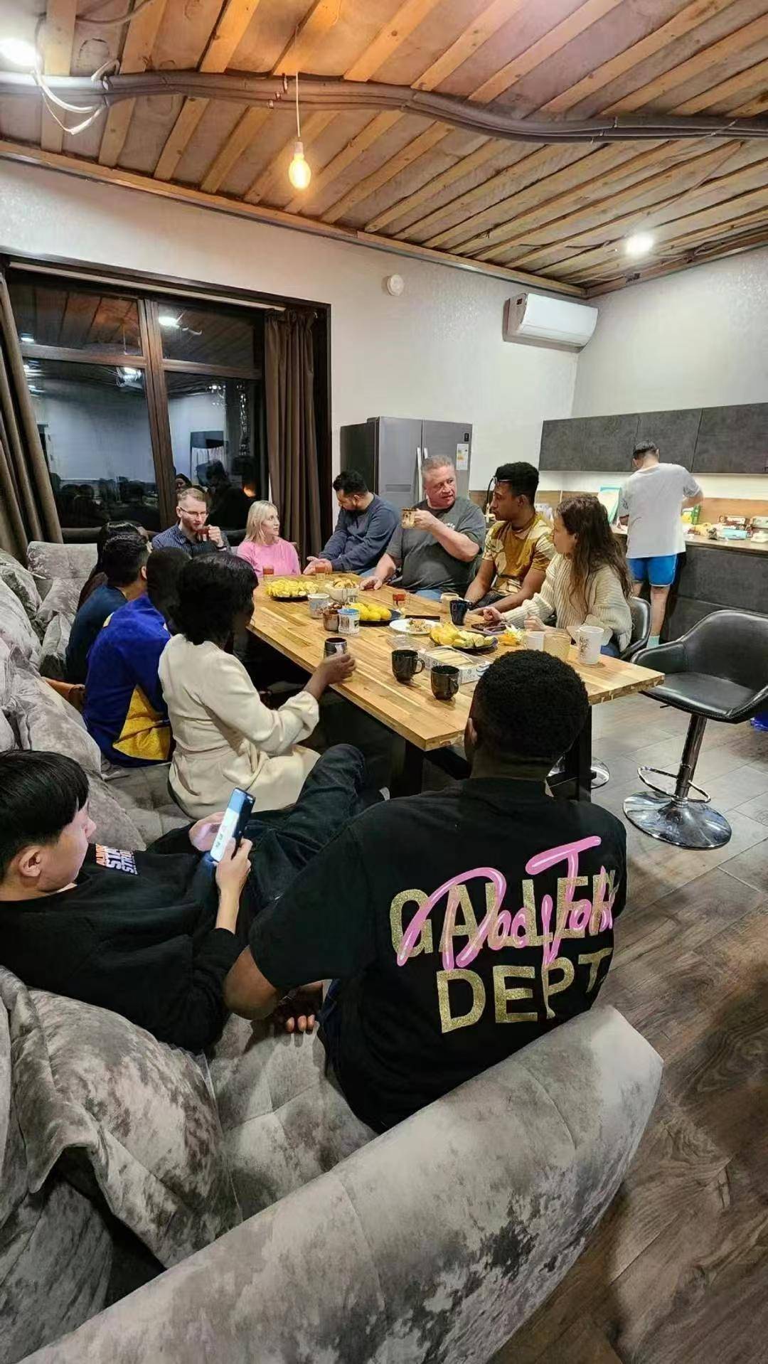 在真实交(jiāo)流中爱上英语：一家语言(yán)俱(jù)乐部的(de)国際(jì)文化(huà)探(tàn)索之(zhī)路(lù)